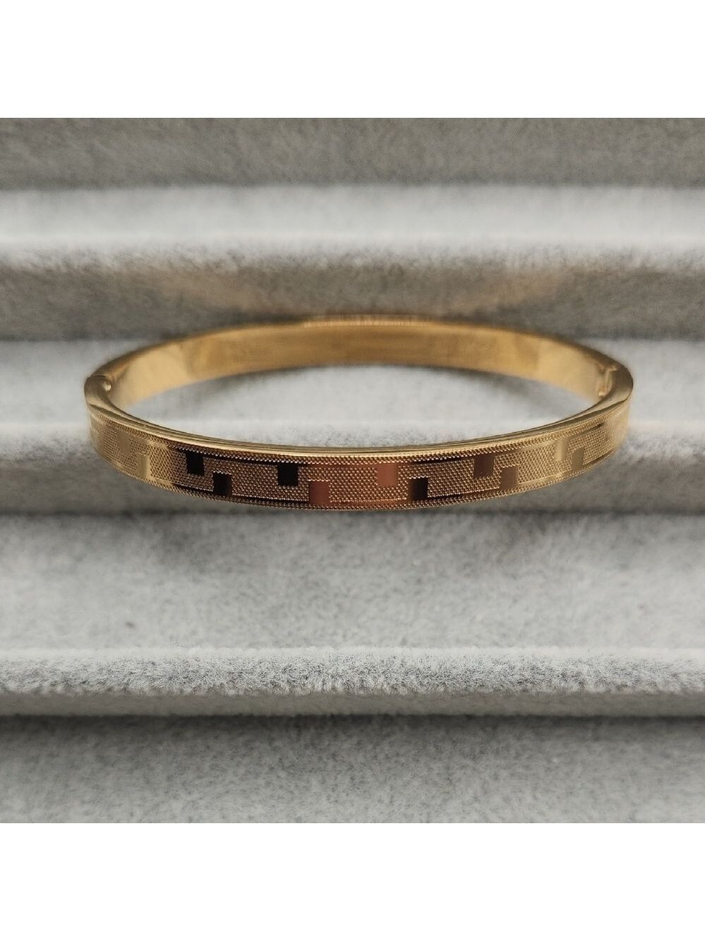 Elegant 18K Gold Plated Stainless Steel Geometric Design Bangle Bracelet